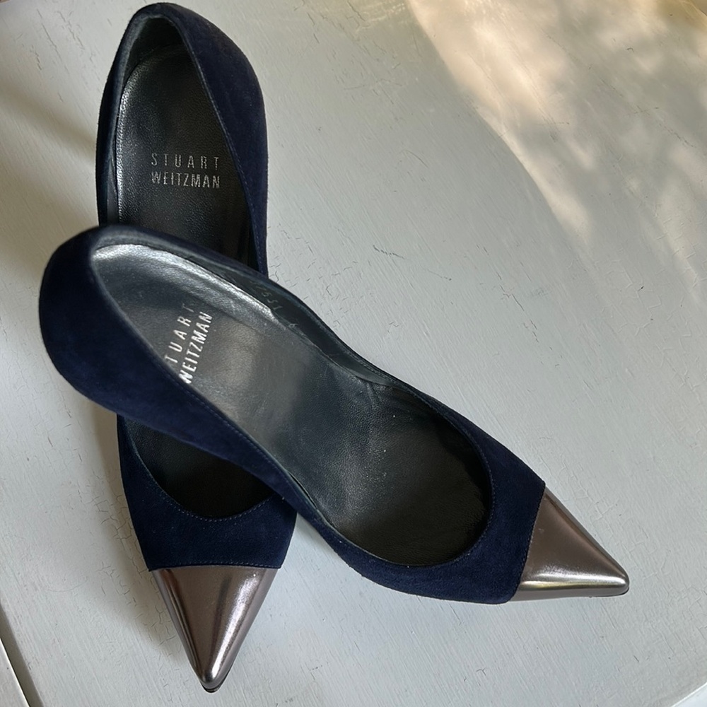 Stuart Weitzman navy blue suede heels w/ gun metal tips sz 6